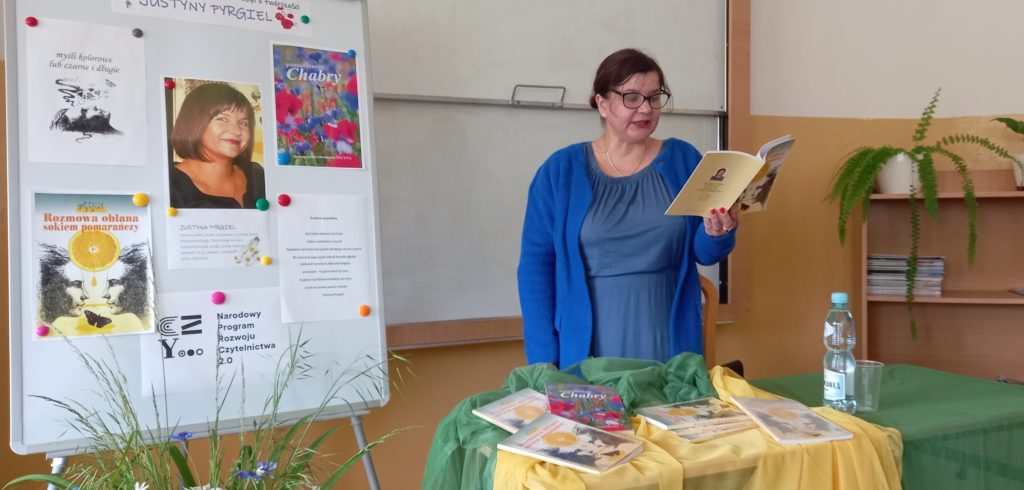 PAni Justyna Pyrgiel czyta swoje wiersze podczas spotkania autorskiego