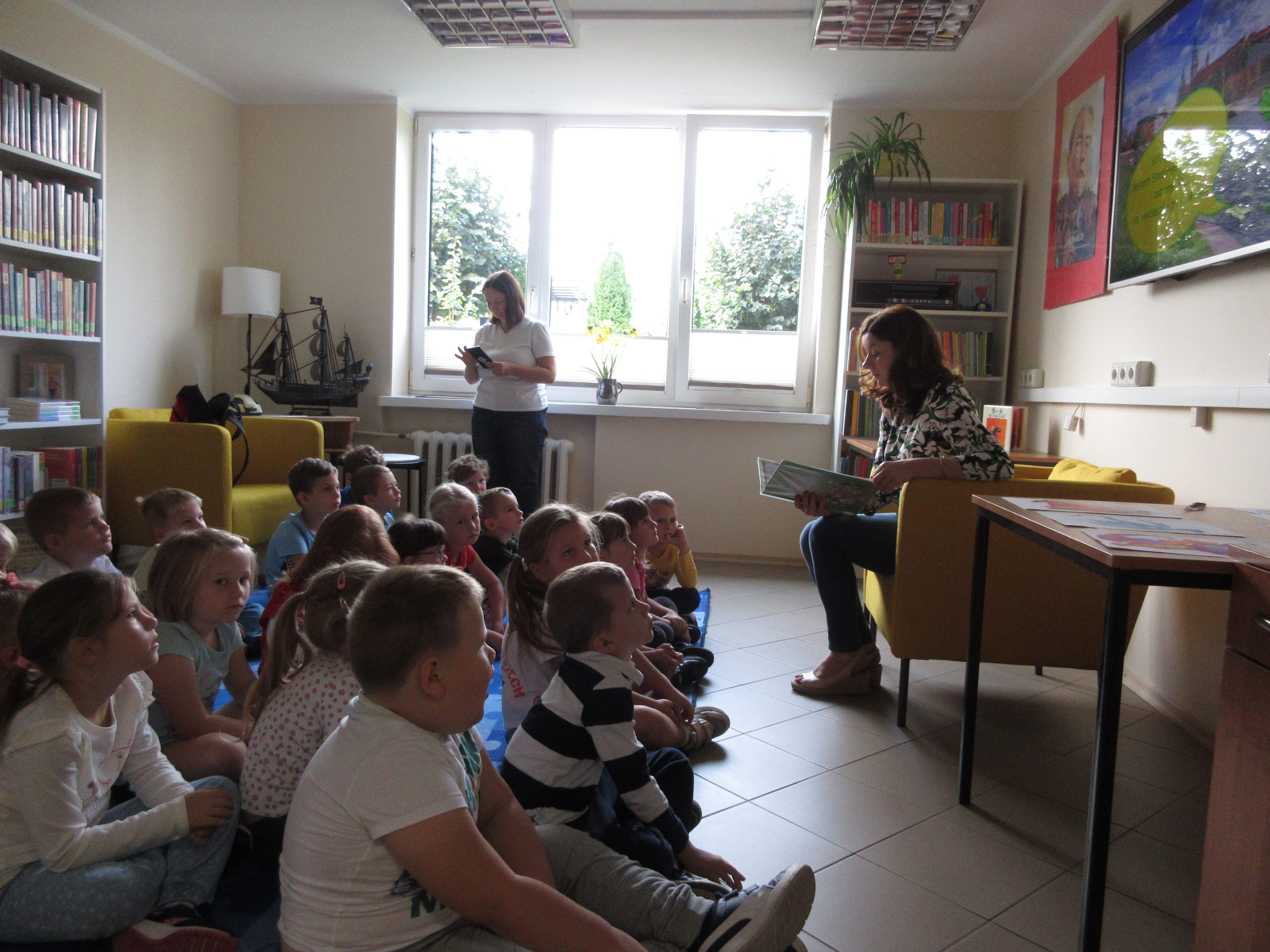 Smoki w bibliotece. Zajęcia edukacyjne dla dzieci z klasy 0 z Publicznej Szkoły Podstawowej im. Władysława Jagiełły w Zwoleniu