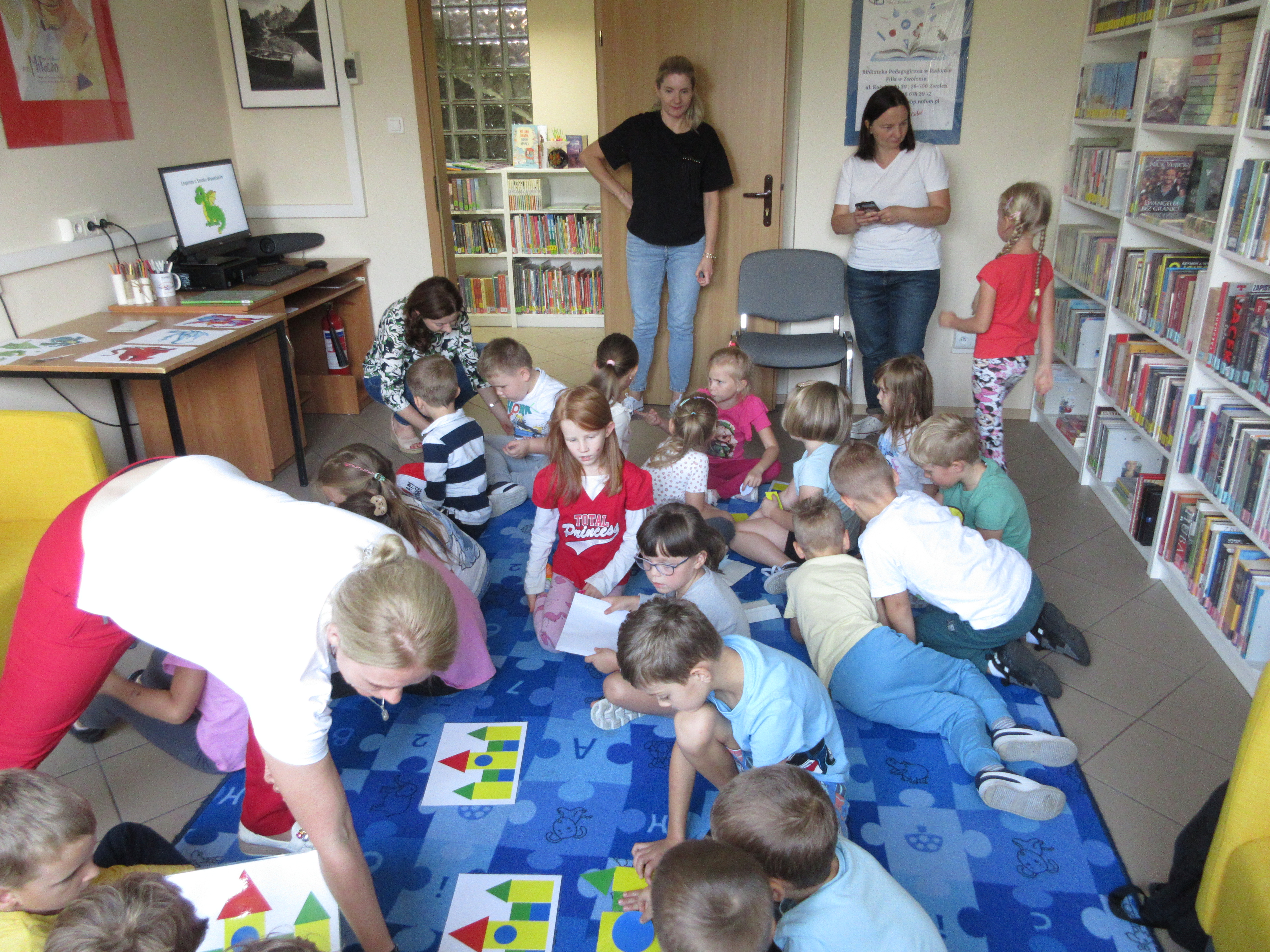 Smoki w bibliotece. Zajęcia edukacyjne dla dzieci z klasy 0 z Publicznej Szkoły Podstawowej im. Władysława Jagiełły w Zwoleniu