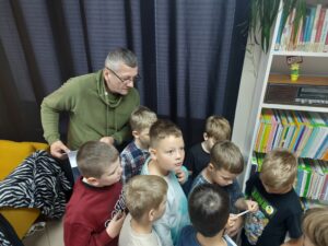 Uczniowie Szkoły Podstawowej podczas literackiej gry bibliotecznej w ramach Nocy Bibliotek