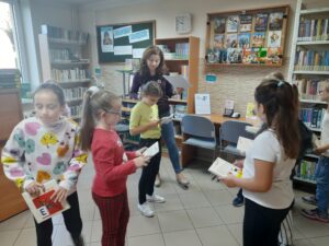 Uczniowie Szkoły Podstawowej podczas literackiej gry bibliotecznej w ramach Nocy Bibliotek