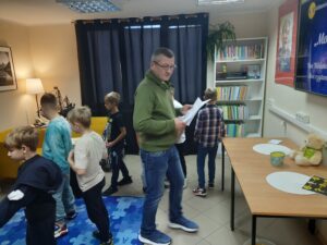 Uczniowie Szkoły Podstawowej podczas literackiej gry bibliotecznej w ramach Nocy Bibliotek
