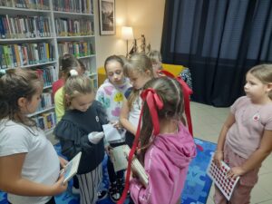 Uczniowie Szkoły Podstawowej podczas literackiej gry bibliotecznej w ramach Nocy Bibliotek