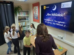 Uczniowie Szkoły Podstawowej podczas literackiej gry bibliotecznej w ramach Nocy Bibliotek