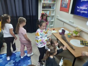 Uczniowie Szkoły Podstawowej podczas literackiej gry bibliotecznej w ramach Nocy Bibliotek