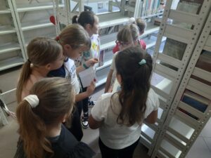 Uczniowie Szkoły Podstawowej podczas literackiej gry bibliotecznej w ramach Nocy Bibliotek