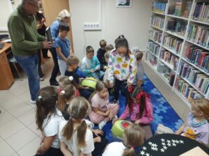 Uczniowie Szkoły Podstawowej podczas literackiej gry bibliotecznej w ramach Nocy Bibliotek