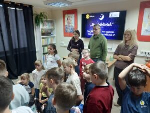 Uczniowie Szkoły Podstawowej podczas literackiej gry bibliotecznej w ramach Nocy Bibliotek