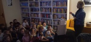 Uczniowie Szkoły Podstawowej podczas literackiej gry bibliotecznej w ramach Nocy Bibliotek