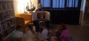 Uczniowie Szkoły Podstawowej podczas literackiej gry bibliotecznej w ramach Nocy Bibliotek