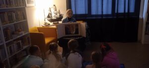 Uczniowie Szkoły Podstawowej podczas literackiej gry bibliotecznej w ramach Nocy Bibliotek