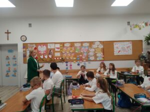 Biało-czerwone barwy niezwyciężone. Zajęcia edukacyjne dla uczniów klasy 3E PSP w Zwoleniu