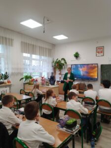 Biało-czerwone barwy niezwyciężone. Zajęcia edukacyjne dla uczniów klasy 3E PSP w Zwoleniu