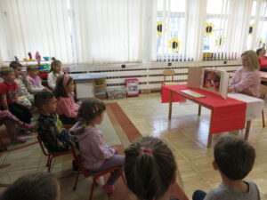 Biało-czerwone barwy niezwyciężone. Porozmawiajmy o patriotyzmie w przedszkolu. Zajęcia edukacyjne w grupie Muchomorki