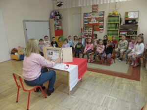 Biało-czerwone barwy niezwyciężone. Porozmawiajmy o patriotyzmie w przedszkolu. Zajęcia edukacyjne w grupie Muchomorki