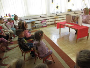 Biało-czerwone barwy niezwyciężone. Porozmawiajmy o patriotyzmie w przedszkolu. Zajęcia edukacyjne w grupie Muchomorki