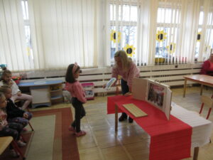 Biało-czerwone barwy niezwyciężone. Porozmawiajmy o patriotyzmie w przedszkolu. Zajęcia edukacyjne w grupie Muchomorki