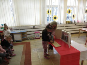 Biało-czerwone barwy niezwyciężone. Porozmawiajmy o patriotyzmie w przedszkolu. Zajęcia edukacyjne w grupie Muchomorki