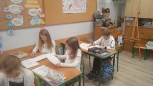 Biało-czerwone barwy niezwyciężone. Zajęcia edukacyjne dla uczniów klasy 3E PSP w Zwoleniu