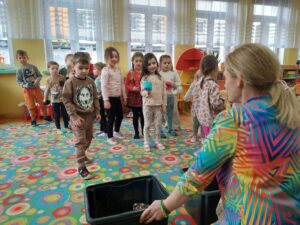 Komórka Kasia do poznania higieny cyfrowej zaprasza. Zajęcia edukacyjne dla dzieci z Oddziałów Przedszkolnych Publicznej Szkoły Podstawowej im. płk Jana T. Sońty "Ośki" w Kowalkowie