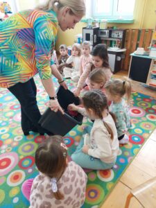 Komórka Kasia do poznania higieny cyfrowej zaprasza. Zajęcia edukacyjne dla dzieci z Oddziałów Przedszkolnych Publicznej Szkoły Podstawowej im. płk Jana T. Sońty "Ośki" w Kowalkowie