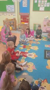 Noc ma tajemniczą moc. Zajęcia edukacyjne dla przedszkolaków z grupy Żabki w Publicznym Przedszkolu w Rzeczniowie