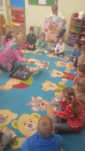 Noc ma tajemniczą moc. Zajęcia edukacyjne dla przedszkolaków z grupy Żabki w Publicznym Przedszkolu w Rzeczniowie