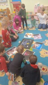 Noc ma tajemniczą moc. Zajęcia edukacyjne dla przedszkolaków z grupy Żabki w Publicznym Przedszkolu w Rzeczniowie