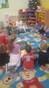 Noc ma tajemniczą moc. Zajęcia edukacyjne dla przedszkolaków z grupy Żabki w Publicznym Przedszkolu w Rzeczniowie