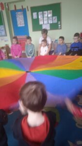 Noc ma tajemniczą moc. Zajęcia edukacyjne dla przedszkolaków z grupy Żabki w Publicznym Przedszkolu w Rzeczniowie