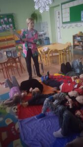 Noc ma tajemniczą moc. Zajęcia edukacyjne dla przedszkolaków z grupy Żabki w Publicznym Przedszkolu w Rzeczniowie