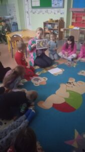 Noc ma tajemniczą moc. Zajęcia edukacyjne dla przedszkolaków z grupy Żabki w Publicznym Przedszkolu w Rzeczniowie