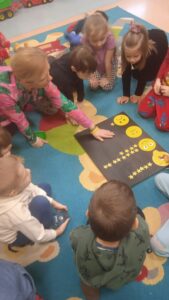 Noc ma tajemniczą moc. Zajęcia edukacyjne dla przedszkolaków z grupy Żabki w Publicznym Przedszkolu w Rzeczniowie