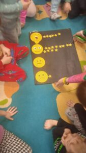 Noc ma tajemniczą moc. Zajęcia edukacyjne dla przedszkolaków z grupy Żabki w Publicznym Przedszkolu w Rzeczniowie