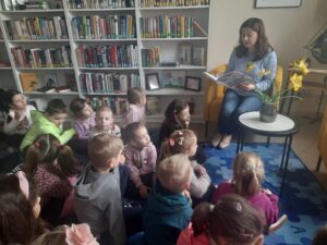 Grupa Muchomorki podczas zajęć edukacyjnych pt. „Przyroda budzi się z matematyką – kodowanie”