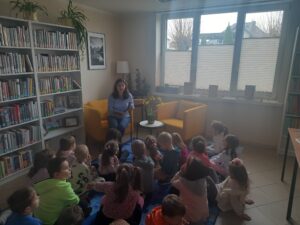 Grupa Muchomorki podczas zajęć edukacyjnych pt. „Przyroda budzi się z matematyką – kodowanie”