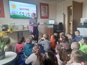 Grupa Muchomorki podczas zajęć edukacyjnych pt. „Przyroda budzi się z matematyką – kodowanie”