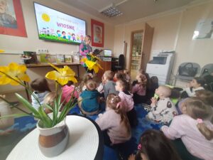 Grupa Muchomorki podczas zajęć edukacyjnych pt. „Przyroda budzi się z matematyką – kodowanie”