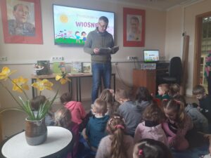 Grupa Muchomorki podczas zajęć edukacyjnych pt. „Przyroda budzi się z matematyką – kodowanie”