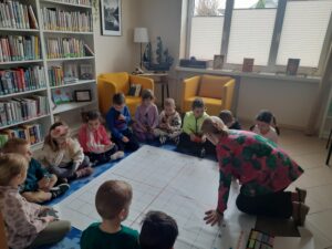 Grupa Muchomorki podczas zajęć edukacyjnych pt. „Przyroda budzi się z matematyką – kodowanie”