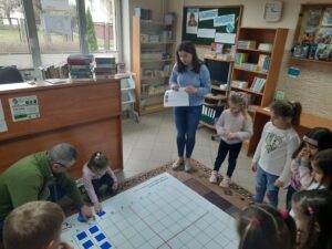 Grupa Muchomorki podczas zajęć edukacyjnych pt. „Przyroda budzi się z matematyką – kodowanie”