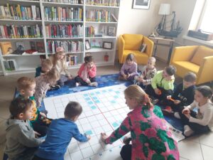 Grupa Muchomorki podczas zajęć edukacyjnych pt. „Przyroda budzi się z matematyką – kodowanie”