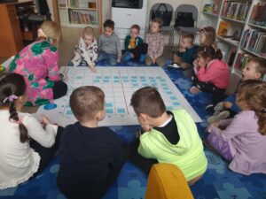 Grupa Muchomorki podczas zajęć edukacyjnych pt. „Przyroda budzi się z matematyką – kodowanie”