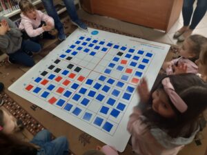 Grupa Muchomorki podczas zajęć edukacyjnych pt. „Przyroda budzi się z matematyką – kodowanie”