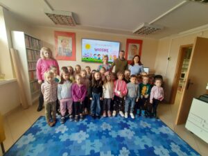 Grupa Muchomorki podczas zajęć edukacyjnych pt. „Przyroda budzi się z matematyką – kodowanie”