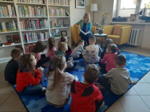 Grupa przedszkolna SKRZATY z Publicznej Szkoły Podstawowej im. Władysława Jagiełły w Zwoleniu podczas zajęć edukacyjnych