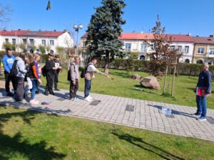 Młodzież Publicznej Szkoły Podstawowej w Janowie podczas gry terenowej