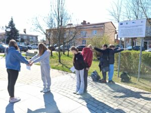 Młodzież Publicznej Szkoły Podstawowej w Janowie podczas gry terenowej