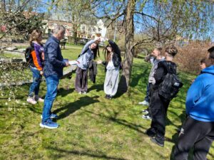 Młodzież Publicznej Szkoły Podstawowej w Janowie podczas gry terenowej