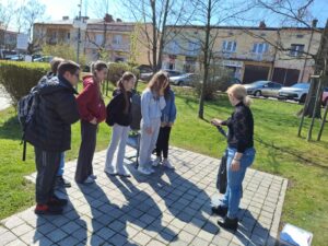 Młodzież Publicznej Szkoły Podstawowej w Janowie podczas gry terenowej